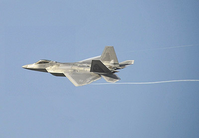 A US-made fighter F-22 Raptor performs during the Dubai Airshow in the United Arab Emirates. Net photo.