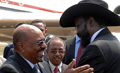 HAPPIER TIMES: Sudanese President Omar el Bashir (L) and South Sudan's Salva Kiir at a past encounter. Net photo.