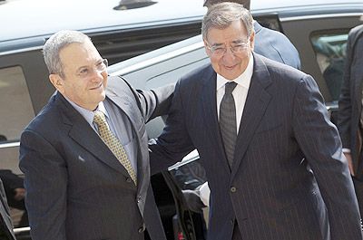 Leon Panetta, right, told Ehud Barak, left, the Pentagon would seek extra funding for the Iron Dome system. Net photo. 