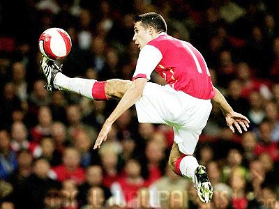 Robbin van Persie has stalled on signing a new Arsenal contract, he has one year remaining on his current deal. Net photo.