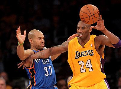 Kobe Bryant of the Los Angeles Lakers catches a pass as he fends off Derek Fisher of the Oklahoma City Thunder. Net photo.