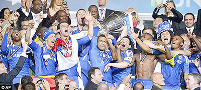 Chealsea players jubilate after winning the Champions League trophy yesterday. Net photo.