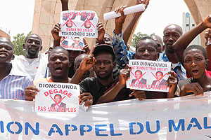 Members of the Coordination of Appeal in Mali (CAP-MALI), and youth organisations supporting the junta, demonstrate at the Independence Monument, in Bamako, capital of Mali, May 19.  Xinhua.