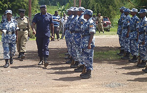 IGP Emmanuel Gasana inspects a guard of honour mounted by Uganda Police at Cyanika border post. The New Times / Courtesy.