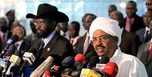 Presidents Salva Kiir (L) and Omar al Bashir during a past news conference. Net photo.