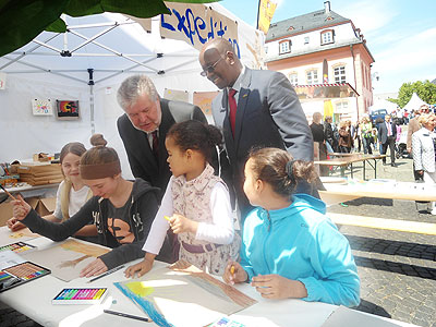 Minister James Musoni and Kurt Deck, the Rhineland Palatinate Minister President with German children. The New Times / Courtesy.