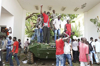 Protesters occupied Maliu2019s presidential palace in protest at a deal for Traore to remain in office for a year. Net photo.