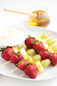 Fruit kebabs with yorgurt as dip will make food a lot more fun for kids. Net photo.