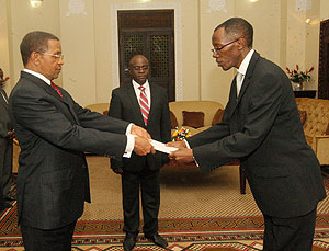 Amb Ben Rugangazi (R) presents his credentials to President Kikwete.  The New Times / Courtesy.