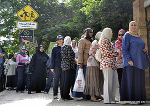 Egyptians voters wait to queue at a polling station. Egyptians went to polls on Wednesday morning to elect a new president after the fall of ex-President Hosni Mubarak last year. Net photo