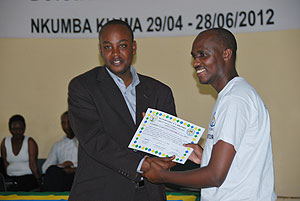 Nyanza-District-Mayor,-Abdallah-Murenzi-awards-a-certificate-to-one-of-the-trainees