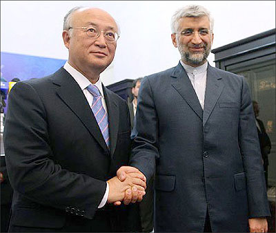 Iranu2019s chief nuclear negotiator Saeed Jalili, right, greets IAEA chief Yukiya Amano during their official meeting in Tehran on May 21, 2012. Net photo.