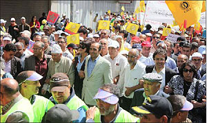 People take part in demonstrations gathering thousands, to demand greater political reforms and social justice, in Casablanca. Net photo.