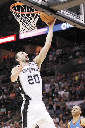 Manu Ginobili of the San Antonio Spurs lays the ball up in the fourth quarter. Net photo.