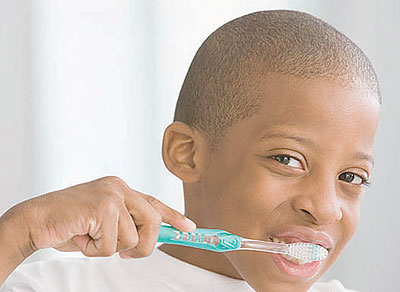 A boy brushing his teeth. Net photo.