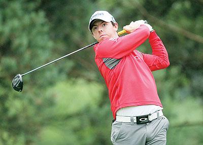 Rory McIlroy of Northern Ireland hits his tee shot on the par 4 2nd hole during the second round. Net photo.