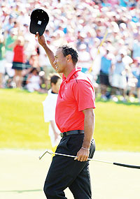 Tiger Woods celebrates after making birdie on the par 4 18th hole during the final round of the Memorial Tournament. Net photo.