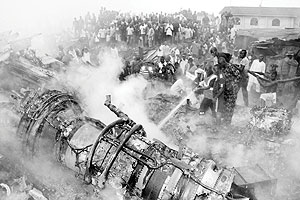 Nigerians gather at the wreckage of the crashed plane. Xinhua.