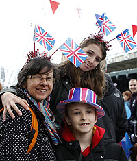 Revelers wait along River Thames in the rain before Queen Elizabeth IIu2019 Diamond Jubilee Pageant in London, Britain, June 3, 2012. Net photo.