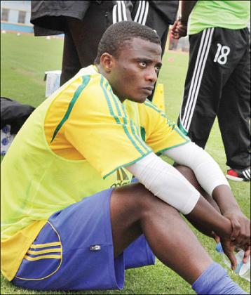 Elias Uzamukunda limped off from yesterday's afternoon training session after getting a knock on the knee, but doctors say he will be fit for Sunday's match. The New Times / T. Kisambira.