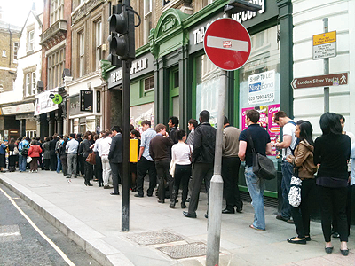 patienCE MATTERS: Buyers lining up patientely to buy a latest version of the Iphone. Net Photo.