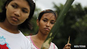 Buddhist women have been guarding their homes after fighting between communities. Net photo.