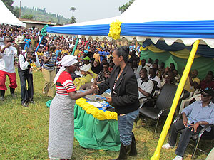 Akimana hands over a gift  to the Senate Vice president Jeanne d'Arc Gakuba on behalf of the beneficiaries. The New Times / Courtesy.