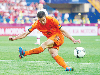 Robbin van Persie takes up a good position but horribly misses his shot in the opening game against Denmark. Net photo.