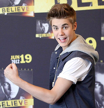 I can do it. Justin Bieber struck a pose ahead of his free show in Mexico tonight in front of 200,000 people. Net photo.