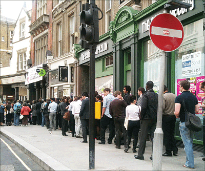 patienCE MATTERS: Buyers lining up patientely to buy a latest version of the Iphone. Net Photo.