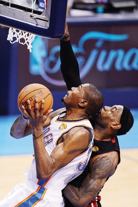 Oklahoma City Thunder's Kevin Durant (L) goes up for a basket against Miami Heat's LeBron James during Game 2. Net photo