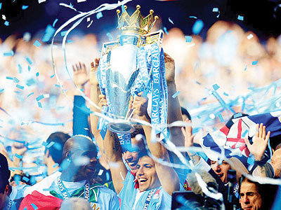 Sergio Aguero celebrates with the Premier League trophy after Man City won it in the dramatic last game of the season. Net photo.