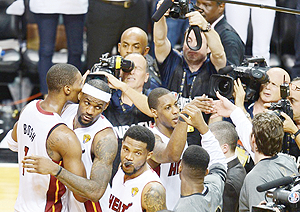 LeBron James and teammates embrace after defeating the Oklahoma City Thunder in Game Four of the NBA Finals. Net photo.