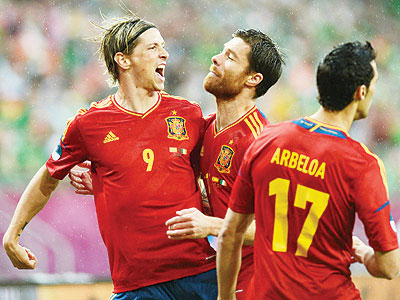 Fernando Torres and team mates Alonso celebrate after Spain took the lead against Republic of Ireland.Net photo.