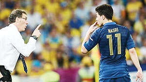 Laurent Blanc issuing instructions to Samir Nasri. Net photo.