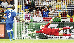 Mario Balotelli scores Italyu2019s first penalty against England. Net photo.