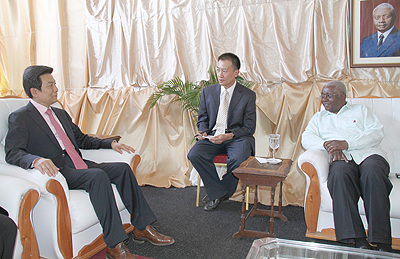 Mozambican President and the Frelimo Party of Mozambique leader Armando Guebuza (R) meets with Cai Fuchao (L), vice head of the Publicity Department of the Communist Party of China (CPC) Central Committee and head of the State Administration of Radio, Fil