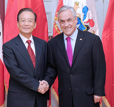 Chinese Premier Wen Jiabao (L) shakes hands with Chilean President Sebastian Pinera during a welcoming banquet in Santiago, capital of Chile. Net Photo.