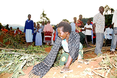 A woman mourns at the scene of landslides at Bunakasala village, Bulucheke Sub County, Bududa district, eastern Uganda, June 25. (Xinhua)