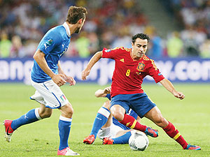 Spainu2019s Xavi (R) will be 34 by the 2014 World Cup, but says he would be available for the tournament in Brazil. Net photo.