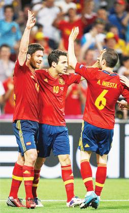 Xabi Alonso (L)  celebrates after scoring the first goal with Fabregas (C) and Iniesta (R) during the UEFA EURO 2012 quarter final match against France. Net photo.