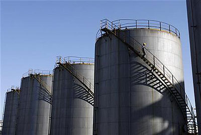 Oil tanks at a refinery. Net photo.