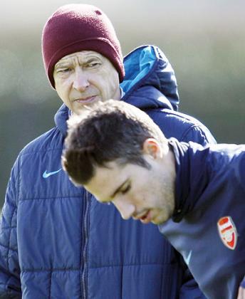 Arsene Wenger is hoping his main man Robin Van Persie will stay at the Emirates. Net photo.