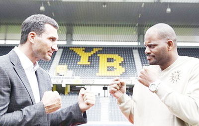 Klitschko (L) did acknowledge that Thompson (R) appeared to be favoring one of his legs in their fight. Net photo.