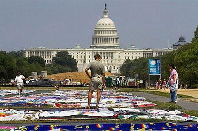 People visit the AIDS Memorial Quilt on display as part of the Smithsonian Folklife Festival on the National Mall in Washington.  Net photo.