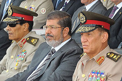 Egyptian President Mohamed Morsy (centre) flanked by the head of the military council Field Marshal Hussein Tantawi (left) and Egyptian armed forces Chief of Staff Sami Anan (R). Net photo.