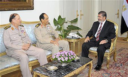 Egyptu2019 president Mohamed Mursi (R) meets with Field Marshal Mohamed Tantawi, head of Egyptu2019s ruling Supreme Council of the Armed Forces (SCAF), and Egyptian Armed Forces Chief of Staff Sami Anan (L). Net photo.