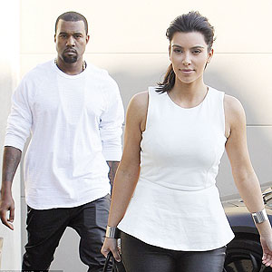 Matching again! Kim and Kanye seem to quite enjoy wearing complimentary outfits. Net photo.