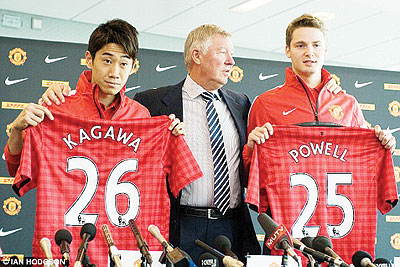 Sir Alex Ferguson with signings Shinji Kagawa and Nick Powell. Net photo.