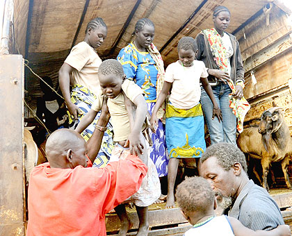 Mathias Mbonaruza (R) with his family on arrival at Gatuna border on Thursday. The New Times / John Mbanda.